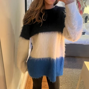 mohair tröja other stories/hm - säljer min stickade mohair tröja från hm som är så mjuk o gosig! Den är i vit mörkblå och blå💕
