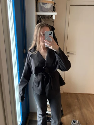 Trenchcoat amin - Endast använd fåtal gånger, jättefin. Passar XS/S