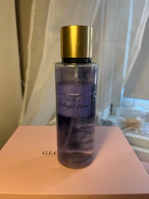 Victorias secret midnight bloom bodymist - Säljer min Victorias secret midnight bloom bodymist då jag har en annan jag gillar mer, 250 ml men endast lite använd 