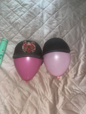 Gucci keps limted edition äkta. - Snygg svart keps från Gucci med GG-monogram över hela ytan och en stor, detaljerad röd varg framtill. Kepsen har böjd skärm och justerbar rem bak. Materialet är en mix av bomull och mesh för extra komfort och ventilation.