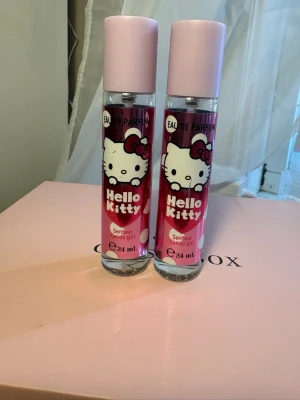 Mini hello Kitty parfymer - Säljer dessa två mini hello Kitty parfymerna som luktar godis, endast testade 