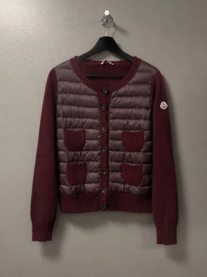 Moncler Cardigan Jacka  - ‼️VI TAR EJ BYTEN‼️ Moncler Cardigan | Skick: 9/10  | Storlek L | Fraktar imom 24 timmar efter affär 📦| Hör av dig vid minsta fråga eller fundering 💭 