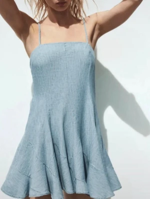 Jeansklänning zara - Jättefin klänning från zara i jeansliknande material! Aldrig använd med prislapp kvar