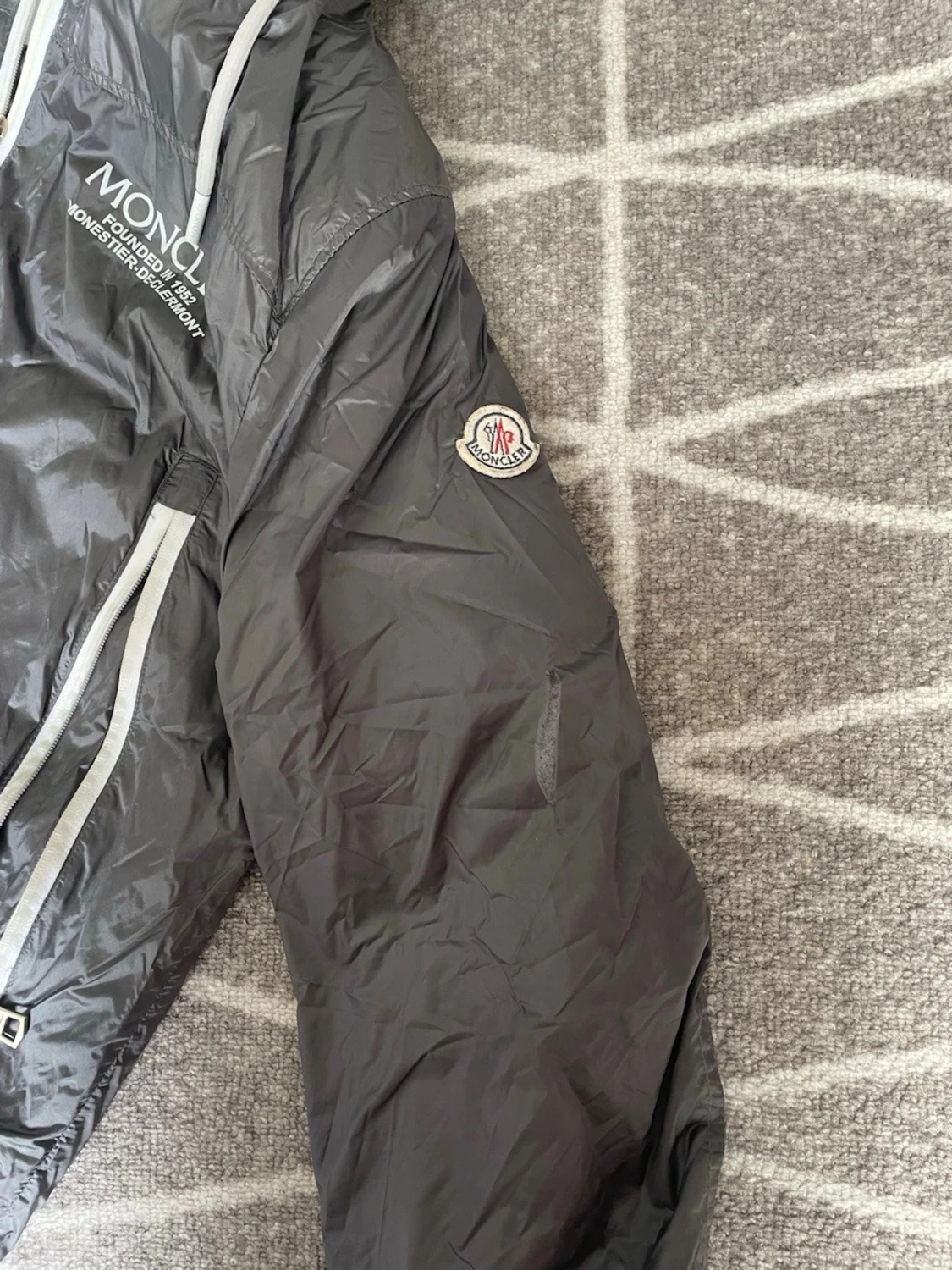 Grå vindjacka från Moncler - 3