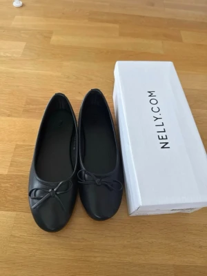 Svarta ballerinaskor från Nelly - SLUTSÅLDA PÅ NELLY!  Använda endast 1 gång! Super fina. Perfekt skick!