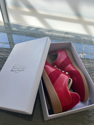 Maison Margiela skor - Snygga röda sneakers från Maison Margiela, helt nya aldrig använda! 