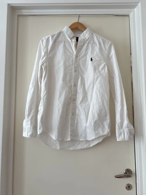 Ralph Lauren skjorta - Riktigt skön raffe skjorta som är vit och har den klassiska Ralph lauren loggan på bröstet. 100% mitt favorit plagg från märket Ralph Lauren. Rekommenderas 10/10! Priset är ej hugget i sten. Skriv vid frågor!☺️