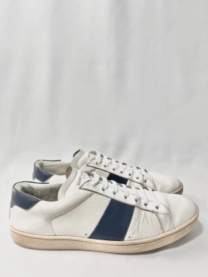 Saint Laurent Sneakers  - Saint Laurent sneakers i en sällsynt och eftertraktad model! Fint skick, inga tydliga defekter. Storlek 42,5 men passar 43. Kontakta mig för fler frågor och funderingar!