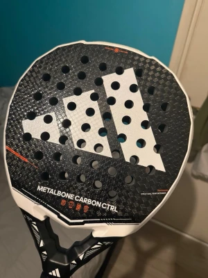 Adidas padelracket Metalbone Carbon ctrl  - Använd ca 3ggr, priset kan diskuteras vid snabb affär