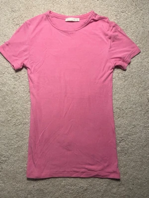 Zara Tajt T-shirt - Säljer denna då den inte kommer till användning. Kom privat för fler frågor💕