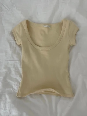 Ljusgul ribbad topp med rund ringning - Säljer denna super söta ljusgula toppen från Zara som inte går att köpa längre🩷💛