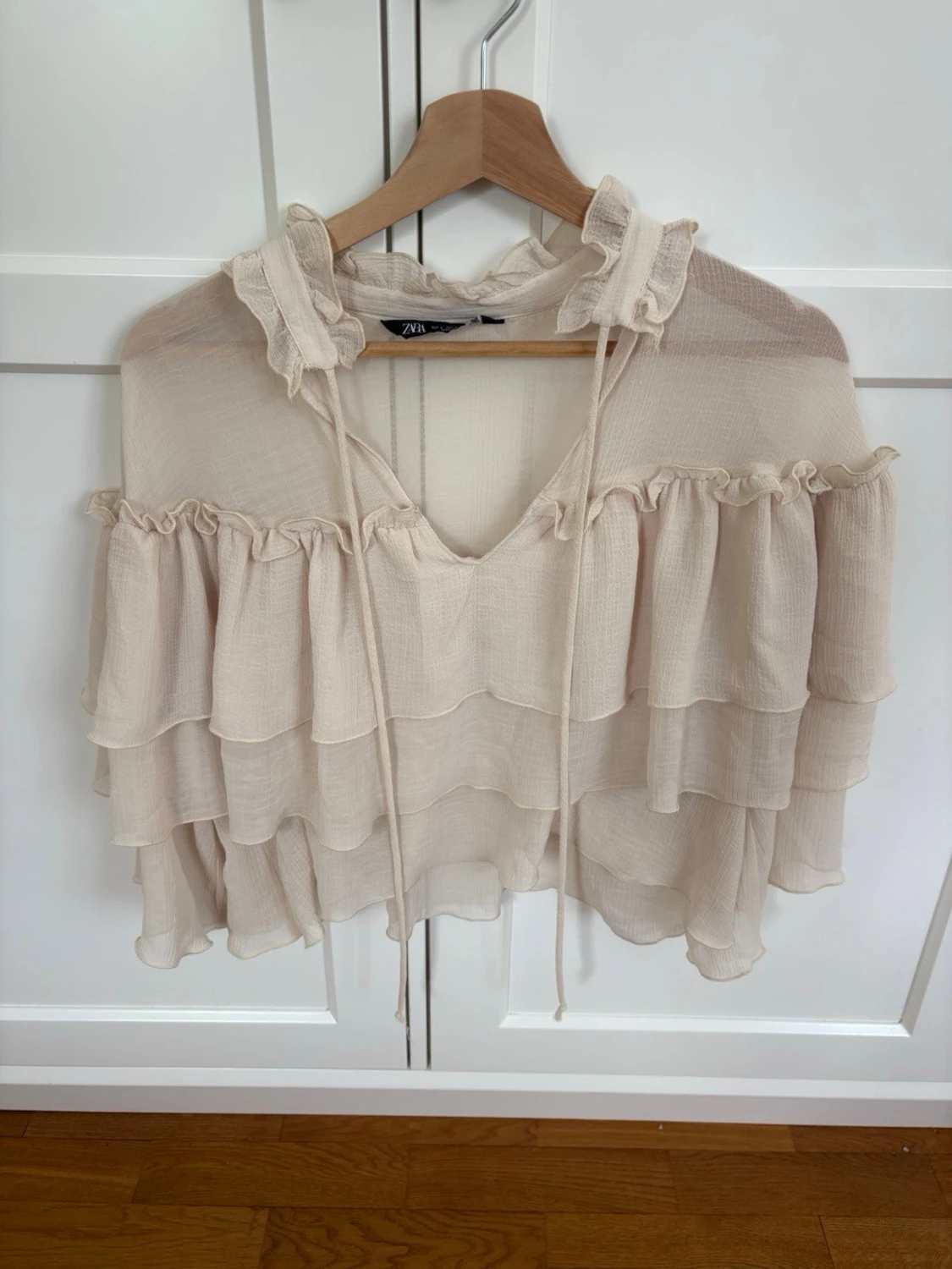 Beige volangblus från Zara