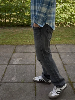 Svarta Levis 501 jeans - Sjukt snygga levis 501 jeans men unika coola slitningar och vintage wash. Skriv vid frågor!
