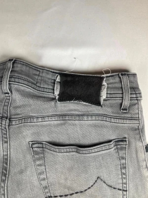 Jacob Cohën - Jacob Cohen jeans i väldigt bra skick i gråfärg, storlek w31/L31 väldigt trendiga och väldigt eftertraktade, självklart äkta ✅ nypris~5500kr