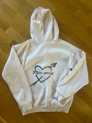 Ljusrosa hoodie med tryck Mon amie - Ljusrosa hoodie med huva och dragsko. På bröstet står det 'Mon amie' i svart text och på ryggen finns ett större tryck med samma text och ett hjärta med pil. Mjuk och skön, perfekt för chill dagar. Ribbstickade muddar vid ärmar och nederkant. Säljer då dem tyvärr inte kommit till användning 💕 pris kan diskuteras 