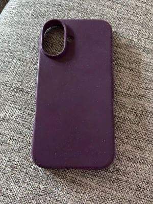 Mörklila mobilskal från holdit  - Snyggt mörklila mobilskal från holdit  i mjukt silikonmaterial. Skalets design är stilren med rundade hörn och ett upphöjt kameraskydd. Passar perfekt för dig som vill ha ett enkelt men trendigt skydd till din mobil. Original priset är 199kr