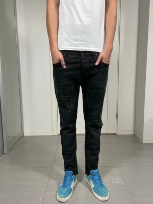 Dondup Jeans - Säljer nu dessa Dondup Jeans med snygga slitningar o färgstänk i populär design, mått ca 39,5 o 100 cm. skriv för fler bilder/frågor🙌🏼