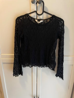 Svart spetströja i spets - En spetströja i färgen svart från H&M.  Är i storlek 146-152 och passar även XS.