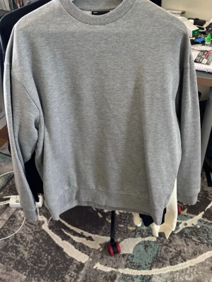 Helt nya ASOS DESIGN sweatshirt - Säljer tre asos design sweatshirts i storlek S som aldrig kommit till användning och är alltså helt nya, digital kvitto finns.  Säljer för 100kr/st, alternativt 250kr om all tre köps samtidigt