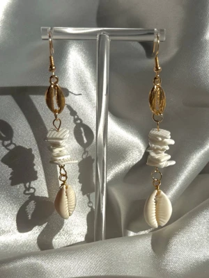 Handgjorda Örhängen med Äkta Snäckor - Handgjorda örhängen i platerad guld och 925 sterling silver✨ Vattentåliga och allergivänliga!🌊🫶🏼 