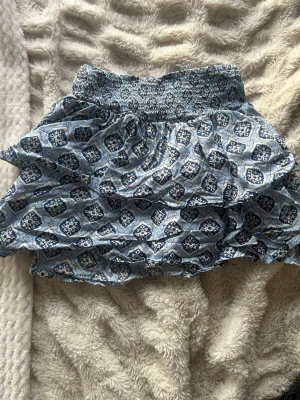 Sommar kjol  - En jätte fin sommar kjol som är töjbar och en perfekt längd. 