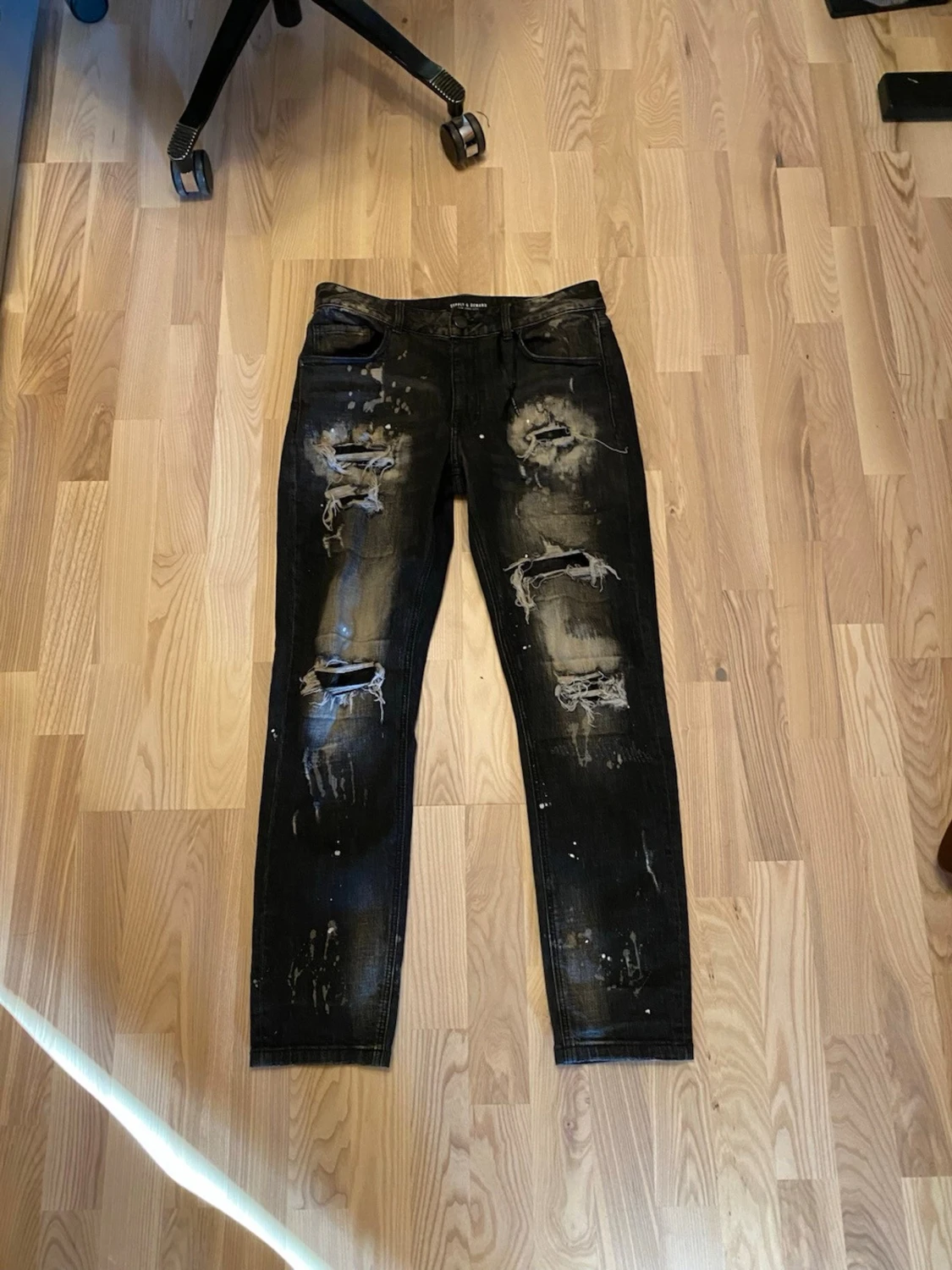 Svarta distressed jeans Supply & Demand