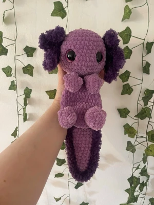 Virkad axolotl - Handvirkat i mjukt polyester garn! Perfekt som gosedjur och present!
