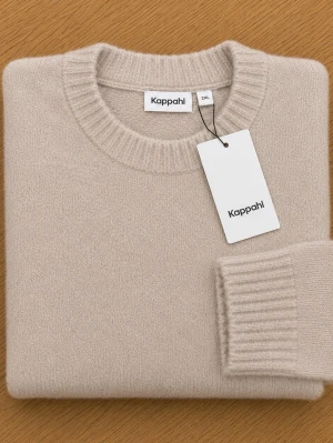 Beige stickad tröja från Kappahl - Säljer en stilren beige stickad tröja från Kappahl i storlek 2XL. Tröjan har rund halsringning och ribbade muddar vid ärmslut och nederkant. Perfekt för dig som gillar en enkel och klassisk look. Helt ny med etikett.