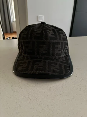 Fendi keps  - Fendi keps äkta storlek M/58cm skickas samma dag eller dagen efter 