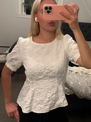 Topp med volang  - Säljer min fina topp som är ifrån shein☺️ Knappt använd så den är i ett mycket bra skick!! Dragkedja baktill💕