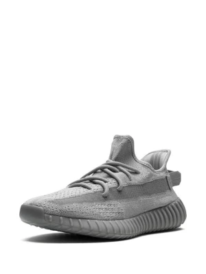 Grå Yeezy Boost 350 V2 sneakers - Säljer ett par grå Yeezy Boost 350 V2 sneakers från Adidas. Skorna har en stickad ovandel dem helt oanvända med prislappen kvar på i mesh, rund tå och ribbad sula i gummi. De har en modern siluett med dragflik bak och matchande grå skosnören. Perfekta för dig som gillar streetwear och snygg design.