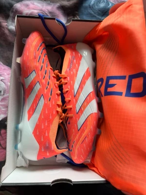 Adidas predator ag elite 44  - Adidas predator ag elite som inte passar mig helt nya med kvitto (oanvända). 