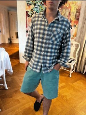 Green mixed plaid flannel - Modellen är 182 väger 74 kg, inget särskilt märke och inga defekter! Otroligt snygg