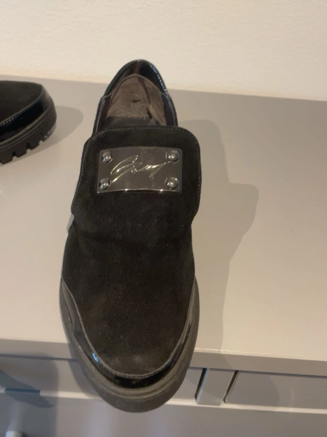Svarta loafers med metallplatta - 1