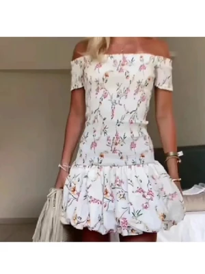 Blommig kortklänning med volang - Söt kortklänning med blommor ifrån hm. Perfekt till sommaren🥰