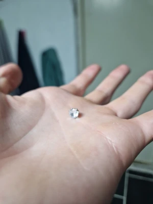 Klassiskt silvrigt örhänge med sten - Säljer Två stilrena magnetiska örhängen i silverfärg med en klar, rund slipad sten som ger en clean och tidlös look. Perfekt för dig som gillar minimalistiska accessoarer med lite extra bling. Passar till alla outfits och är lätt att matcha med andra smycken.