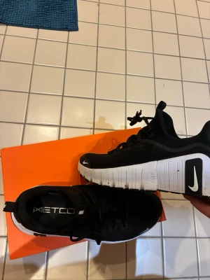 Nike performance 7 - Storlek 44,5 bra skick då dem är använda ungefär 5 7 gånger max. Säljs då jag köpte andra träningsskor. Väldigt bekväma skor för ett bra pris. Priset går att diskutera. Skickas samma dag eller dagen efter 