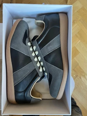 Maison Margiela Gats - Svarta och gråa Maison Margiela skor. Helt nya. Kom privat för flera frågor.