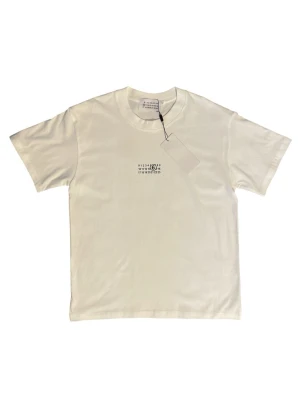 Maison Margiela T-shirt - Säljer denna fina helt oanvända vita tröjan med  MM6 tryck. Tröjan är i storlek S. Perfekt nu inför sommaren! Köpt från Vinted. Hör av er ifall ni har några frågor! ⚜️⭐️⛱️