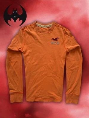 Vintage Abercrombie & fitch long-sleeve shirt - Säljer denna sällsynta och eftertraktade Hollister T-shirt | Mycket Bra skick | Size S | Längd: 65cm Bröstvidd: 50cm Armlängd: 67cm | Skyltdocka: M - 48 cm axlar, 75 cm midja | Lägg endast bud med avsikt att köpa nu, inga fördröjning! 