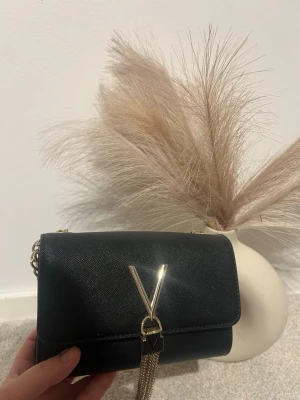 Svart handväska med guldkedja - En helt ny  elegant väska från Valentina, pris kan diskuteras!🌸