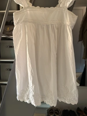 Vit klänning från Juliet Dunn - Intressekoll! Söt vit klänning från Juliet Dunn med breda axelband och broderade detaljer längs kanterna och nederdelen. Storlek 3 