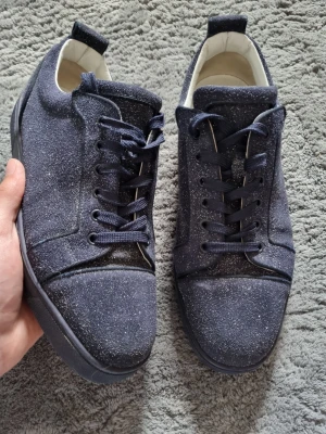 Louboutin  - Cristinan louboutin                                       skick 9,6 av 10 nästa som ny                                    nypris 10 000kr mitt pris 2999  självklart äkta                                        inget og