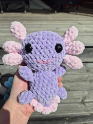 Söt handvirkad Axolotl i sammetsgarn ✨ - Ca 20 cm lång axolotl virkad i supermjuka Baby Snuggles (100% polyester).  Nygjord i rökfritt hem. 🧼 Tvättråd: Handtvätt eller skontvätt i tvättpåse (max 30°), lufttorkas.🧸 Säkerhet: Innehåller säkerhetsögon av plast. Rekommenderas ej till barn under 3 år utan tillsyn.Fraktas spårbart via Plick. Spana gärna in min profil för fler figurer! 💕