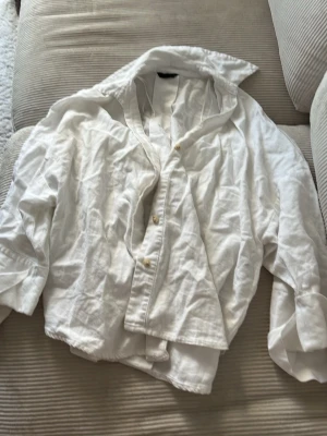 Vit linneskjorta med knappar - Klasskisk vit linneskjorta, oversized med knappar.