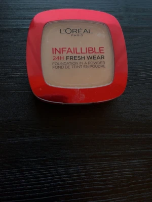 L'Oréal Infaillible 24H Fresh Wear puderfoundation - L'Oréal Paris Infaillible 24H Fresh Wear är en puderfoundation i kompakt format med röd kant och transparent lock. Ger en matt finish och lång hållbarhet. Perfekt för dig som vill ha en naturlig look med täckning hela dagen.