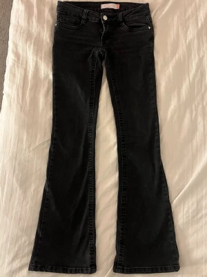 svarta lågmidjade jeans  - köptes i februari, har använts sedan dess men har inga defekte🩷🩷