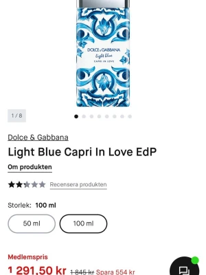 Dolce & Gabbana Light Blue Capri EdP - Dolce & Gabbana Light Blue Capri In Love EdP är en parfym i en snygg flaska med blått och vitt mönster. Flaskan har en rektangulär form och ett elegant, konstnärligt tryck som ger en lyxig känsla. Perfekt för dig som gillar fräscha och exklusiva dofter.