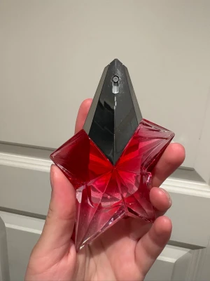 Mugler Angel Nova 25 ml - God doft från Mugler. Säljes då den ej kommer till användning tyvärr. Endast använd 1 gång. 