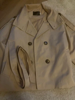 Beige trenchcoat med bälte, storlek S - Superfin trenchcoat finns band man kan ta av och på, köptes nyligen på velmira